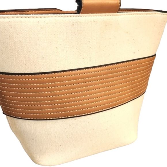 𝅺NWOT Womens Cognac & Cream convertible crossbody/handbag with  lucite handles - Picture 8 of 14